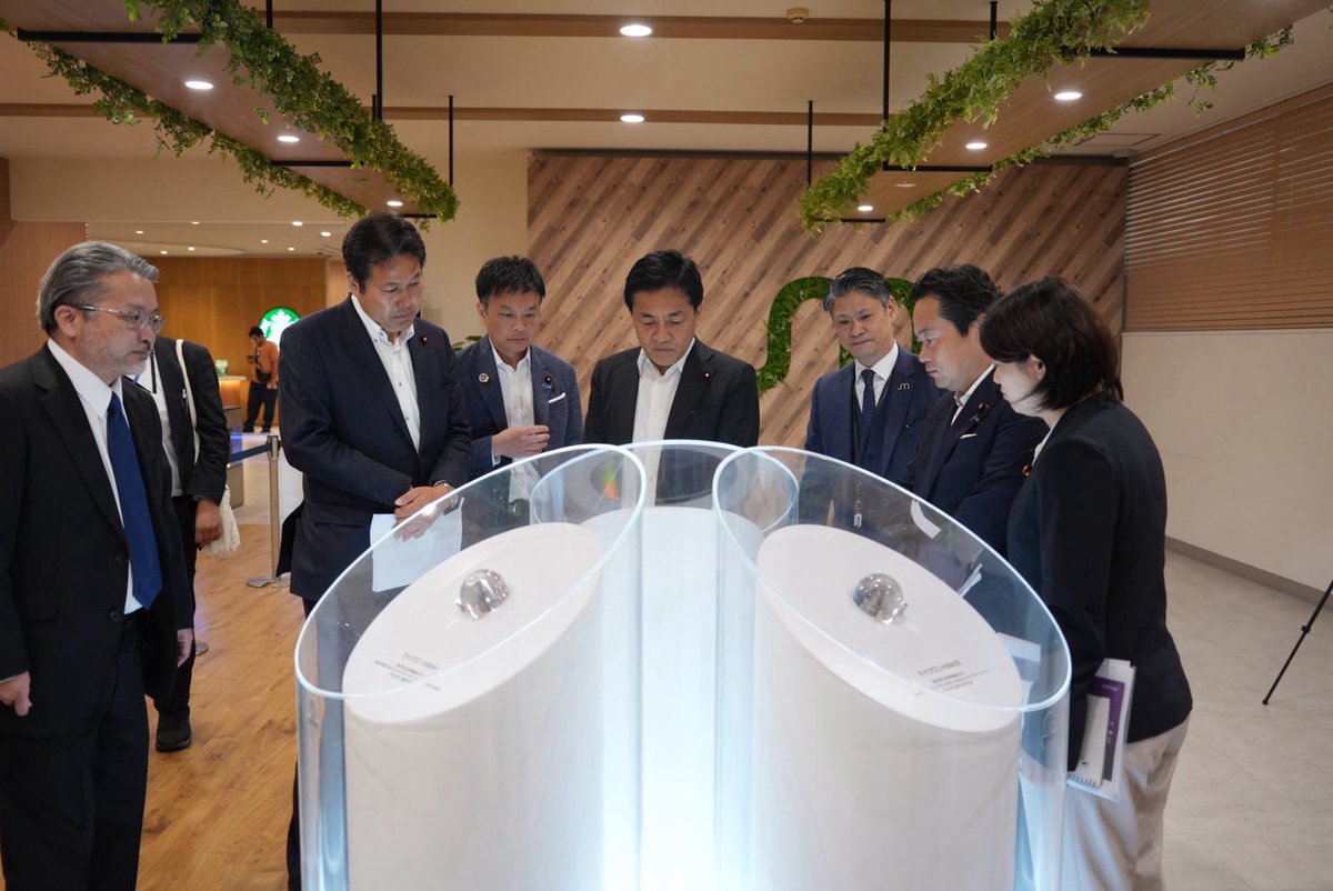 tamakiyuichiro's tweet photo. 1.5兆円を投じて事業拡張中のマイクロンを視察しました。AI時代を支える先端メモリの開発と生産の一大拠点が東広島市に形成されつつあります。

苛烈な国際競争に勝ち残るためには、財政支援も大切ですが、規制緩和や周辺のインフラ整備そして人材育成なども重要です。

国民民主党は、マイクロンをはじめ国内の先端半導体関連産業を総合的かつ効果的に応援してまいります。