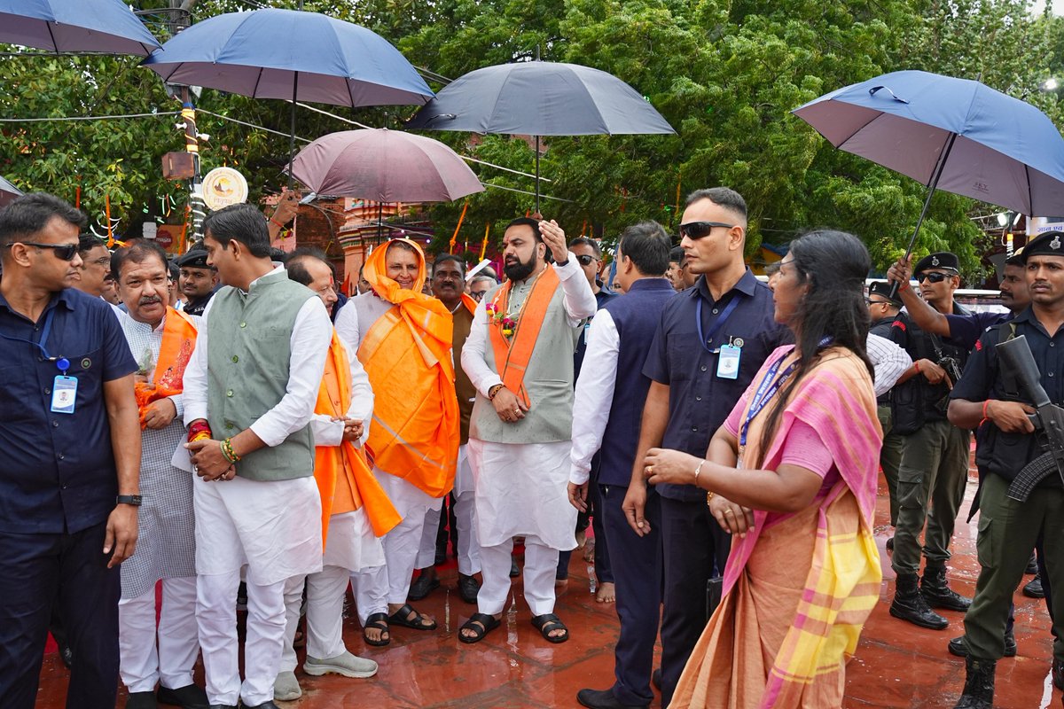 IPRDBihar's tweet photo. @samrat4bjp @gaya_dm माननीय मुख्यमंत्री जी ने देव घाट का निरीक्षण कर श्रद्धालुओं के लिए की गई व्यवस्थाओं का जायजा लिया तथा टेंट सिटी का उद्घाटन किया। उन्होंने अधिकारियों को श्रद्धालुओं की सुविधा, सुरक्षा और बेहतर व्यवस्था सुनिश्चित करने के निर्देश दिए।

#samratChoudhary
#CMsamrat https://t.co/2FVmyZzhYI