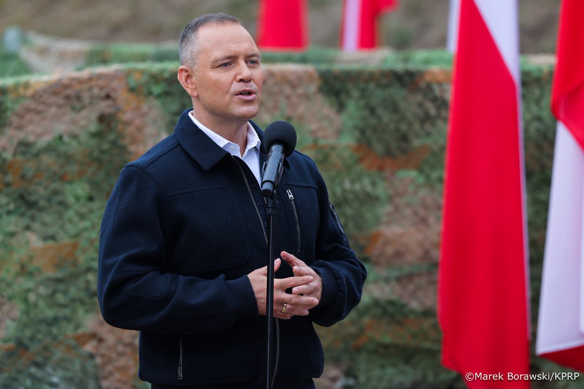 prezydentpl's tweet photo. Chciałbym zaapelować do opinii publicznej, pana ministra i wszystkich państwa o podjęcie ogólnonarodowej dyskusji na temat dostępu do broni. Funkcjonujemy w szeroko pojętej kulturze transatlantyckiej, w której ścierają się różne podejścia do tej kwestii: od Stanów Zjednoczonych, gdzie prawo to gwarantuje konstytucja, po kraje Unii Europejskiej o znacznie bardziej restrykcyjnych przepisach. Nawet na tle Europy Polska pozostaje jednak na szarym końcu – zaledwie około 1% naszych obywateli posiada broń i potrafi się nią posługiwać. 

Wierzę, że dzisiejsze otwarcie strzelnicy w Bogutach-Piankach stanie się impulsem do takiej debaty – dla dobra i bezpieczeństwa Rzeczypospolitej.

- Prezydent RP @NawrockiKn, uroczyste otwarcie strzelnicy sportowej w Bogutach-Piankach