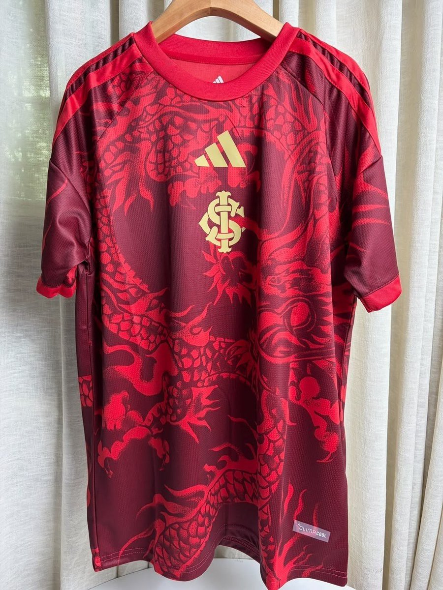 IMPORTAAI's tweet photo. Linda a camisa Third do Inter! 

🛒 Mercado Livre 
🔗 https://t.co/kxiRTeKMIb (torcedor)

🎟️ Cupom: MELHORCUPOM https://t.co/4WuWsj0IcJ