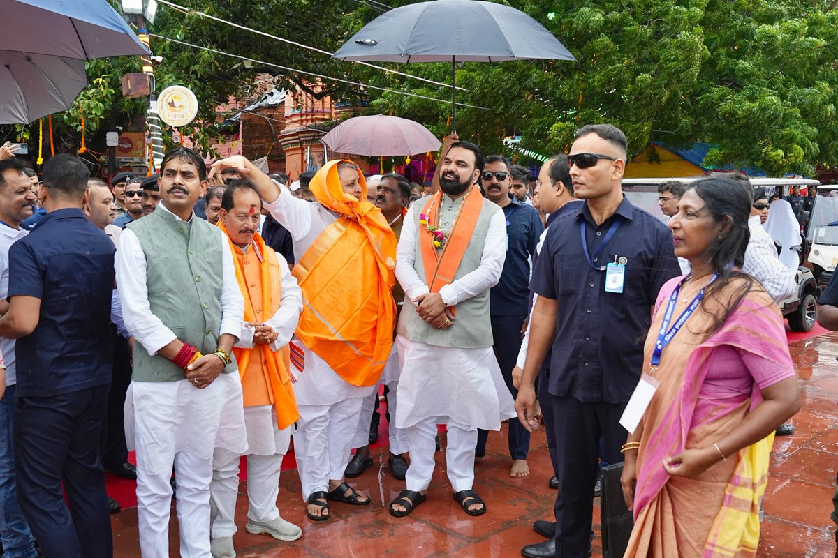 IPRDBihar's tweet photo. @samrat4bjp @gaya_dm माननीय मुख्यमंत्री जी ने देव घाट का निरीक्षण कर श्रद्धालुओं के लिए की गई व्यवस्थाओं का जायजा लिया तथा टेंट सिटी का उद्घाटन किया। उन्होंने अधिकारियों को श्रद्धालुओं की सुविधा, सुरक्षा और बेहतर व्यवस्था सुनिश्चित करने के निर्देश दिए।

#samratChoudhary
#CMsamrat https://t.co/2FVmyZzhYI
