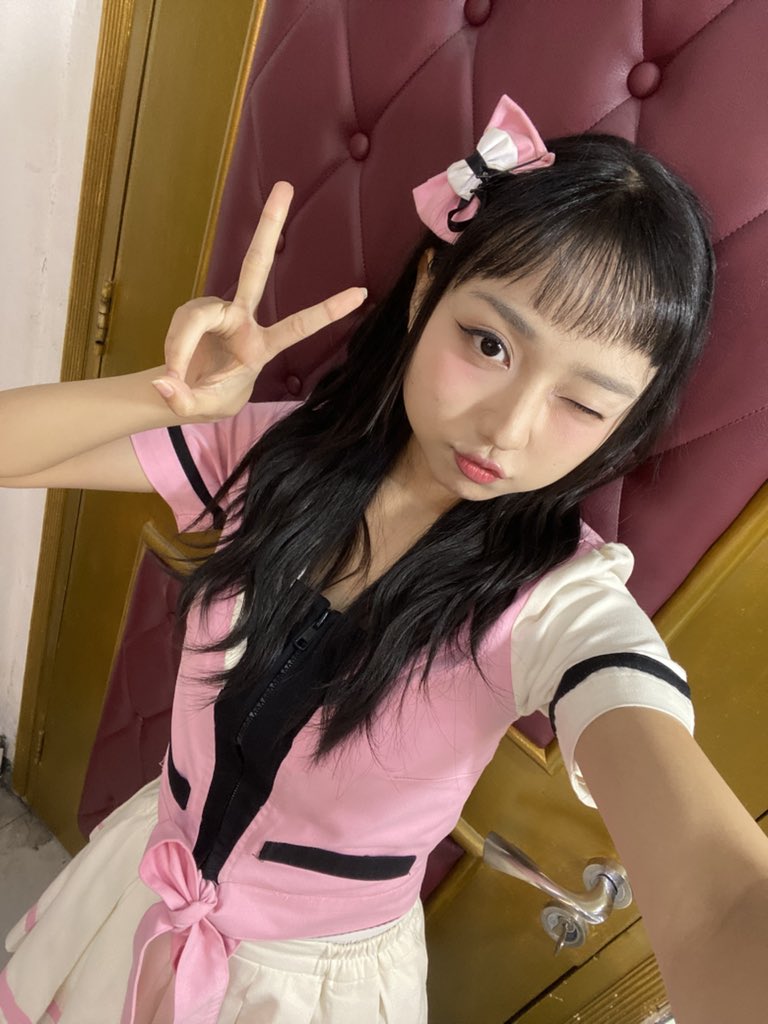 SNayla_JKT48's tweet photo. TERIMAKASIH BANYAK SHIW HARI INI DI RAMUNE NO NOMIKATA 🥺🩷
Akhir nya bisa pake baju kereyon warna pink🩷🩷🩷
Akhirnya bisa center di lagu unit lagiiii🥹
Terimakasih teman teman semuanya!!
Seru gk show hari ini!!??
Hati hati di jalan pulang ya!! Mohon dukungannya turus😚aku akan usaha kuras lebih lebih lagiii🩷🩷🩷