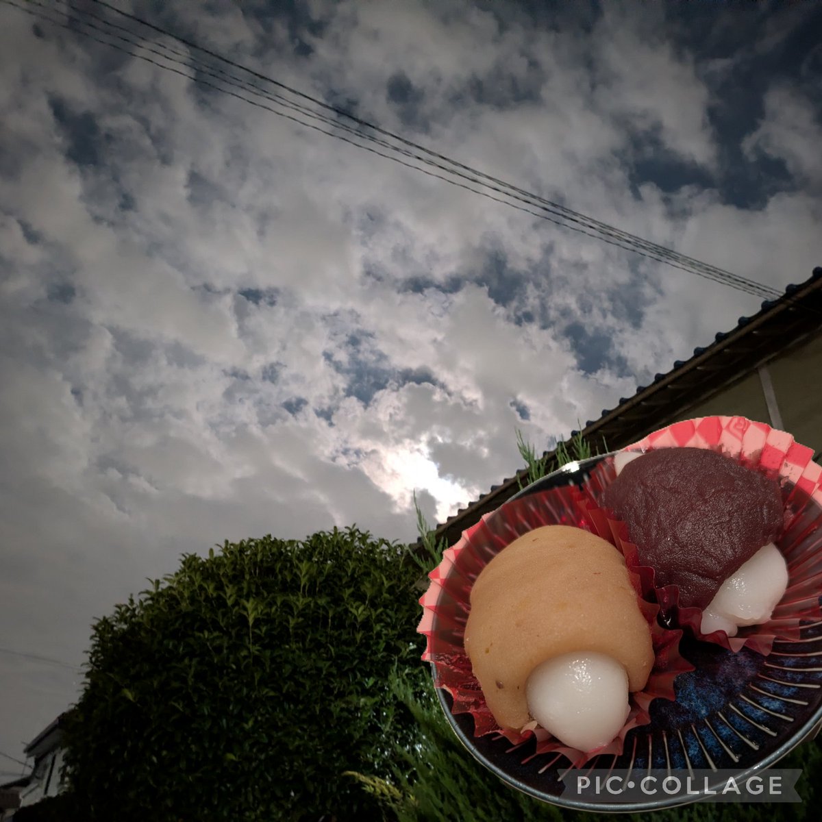 akokjy's tweet photo. Heute (schon Gestern ??!) ist der Tag für Tsukimi-Dango 😆
... Der Vollmond ist leider hinter den Wolken versteckt.
Guten Appetit 😋
#Tagebuch #ドイツ語 https://t.co/1zk6nJOJNP