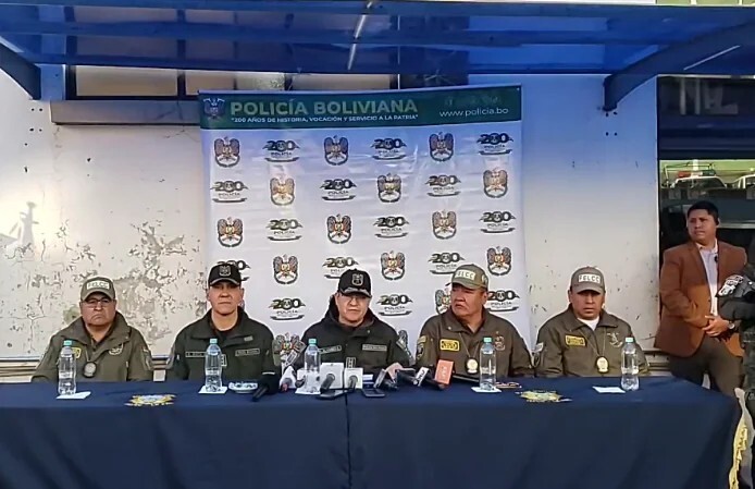 NotiBoliviaSeg's tweet photo. #NotiBolivia | Cae una banda peruana-boliviana acusada de robo agravado en La Paz

Leer más en: https://t.co/hTkXfVdoU9

#Bolivia https://t.co/HFpELEEIcV