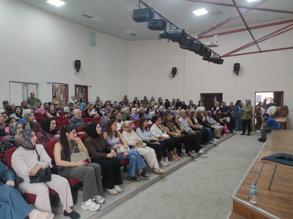kasimiyeoo's tweet photo. 5️⃣. Sınıflarımızla yaptığımız veli toplantısı öncesinde “5. Sınıfların Oryantasyonu ve Okul Başarısında Velinin Rolü” konulu rehberlik çalışmaları gerçekleştirilmiştir. Katılım sağlayan velilerimize ve Psikolojik Danışmanlarımız Zeynep Sadioğlu ve Uğur Günel’e teşekkür ediyoruz. https://t.co/zMl3A8XQ8Q