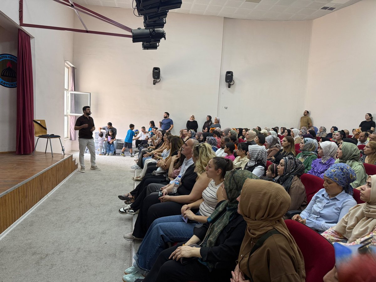 kasimiyeoo's tweet photo. 5️⃣. Sınıflarımızla yaptığımız veli toplantısı öncesinde “5. Sınıfların Oryantasyonu ve Okul Başarısında Velinin Rolü” konulu rehberlik çalışmaları gerçekleştirilmiştir. Katılım sağlayan velilerimize ve Psikolojik Danışmanlarımız Zeynep Sadioğlu ve Uğur Günel’e teşekkür ediyoruz. https://t.co/zMl3A8XQ8Q
