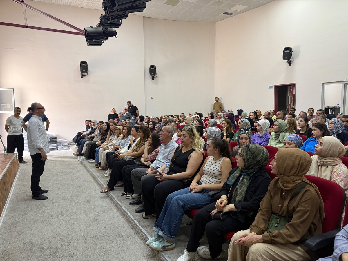 kasimiyeoo's tweet photo. 5️⃣. Sınıflarımızla yaptığımız veli toplantısı öncesinde “5. Sınıfların Oryantasyonu ve Okul Başarısında Velinin Rolü” konulu rehberlik çalışmaları gerçekleştirilmiştir. Katılım sağlayan velilerimize ve Psikolojik Danışmanlarımız Zeynep Sadioğlu ve Uğur Günel’e teşekkür ediyoruz. https://t.co/zMl3A8XQ8Q