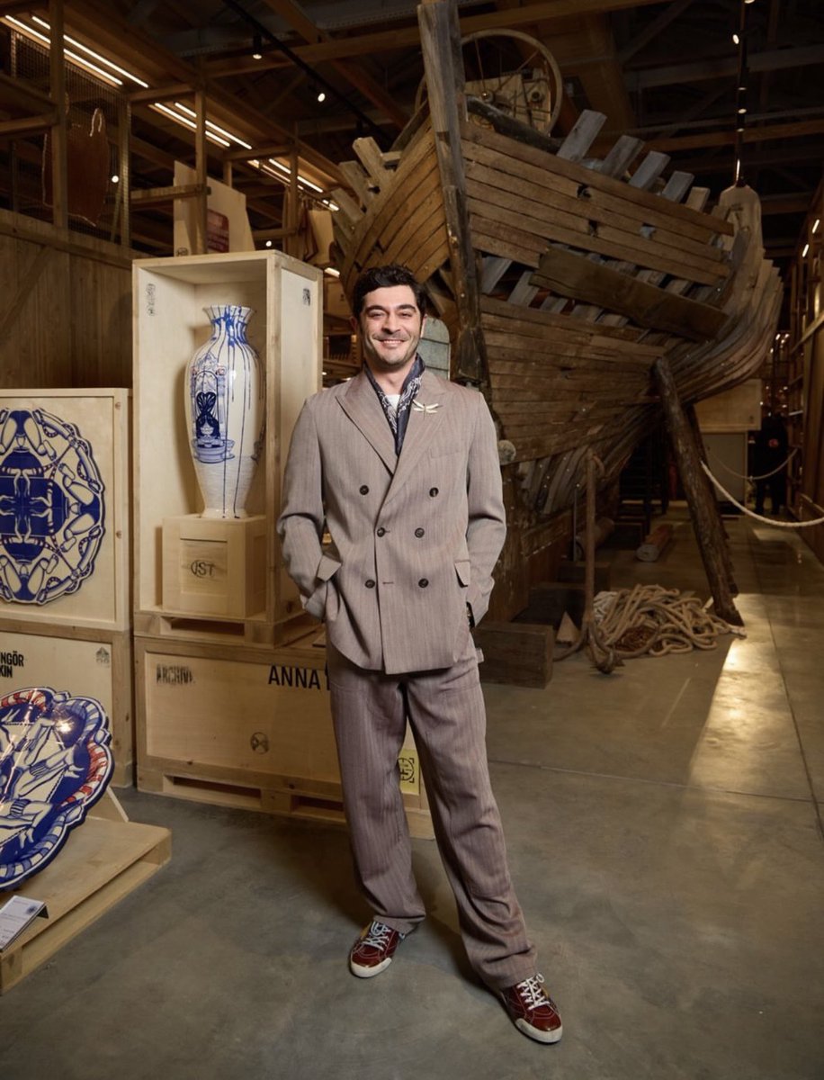 Burak_TrFanlari's tweet photo. #BurakDeniz, ünlü İtalyan markası Golden Goose’un İstanbul’daki HAUS Istanbul’un açılış etkinliği kapsamında düzenlenen ve özel davetli olarak katıldığı geceden birden fazla fotoğraf karesi ve video içeren keyifli bir paylaşım yaptı.✨

Burak Deniz, paylaşımına “Golden Night with Golden Goose ⭐️” notunu düştü.✨
