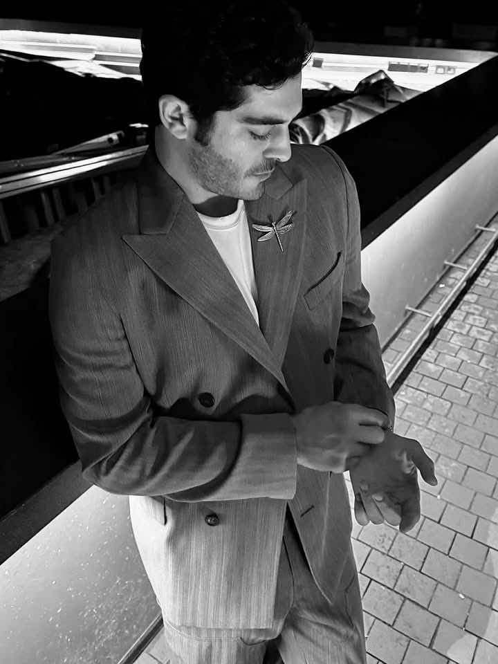 Burak_TrFanlari's tweet photo. #BurakDeniz, ünlü İtalyan markası Golden Goose’un İstanbul’daki HAUS Istanbul’un açılış etkinliği kapsamında düzenlenen ve özel davetli olarak katıldığı geceden birden fazla fotoğraf karesi ve video içeren keyifli bir paylaşım yaptı.✨

Burak Deniz, paylaşımına “Golden Night with Golden Goose ⭐️” notunu düştü.✨