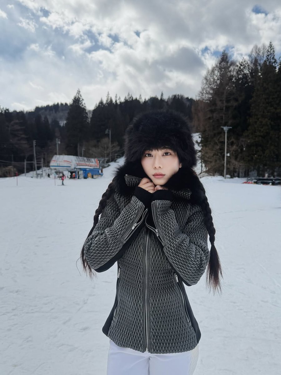 Matheusrawr1's tweet photo. HaKuba! ปีนี้เปลี่ยนจากนั่งเฝ้าลูกเฉยๆ มาลองเล่นสกีดูบ้าง เล่นแค่สองวันก็พอแล้วกลับไปนั่งเฝ้าต่อดีที่สุด ไม่แน่ใจว่าเล่นเก่งไหม แต่ขึ้นไปแต่งตัวสวยๆ ถ่ายรูปไว้ก่อนก็แฮปปี้แล้ว...
Where to go next: my profile. https://t.co/QV1DLoN5fz