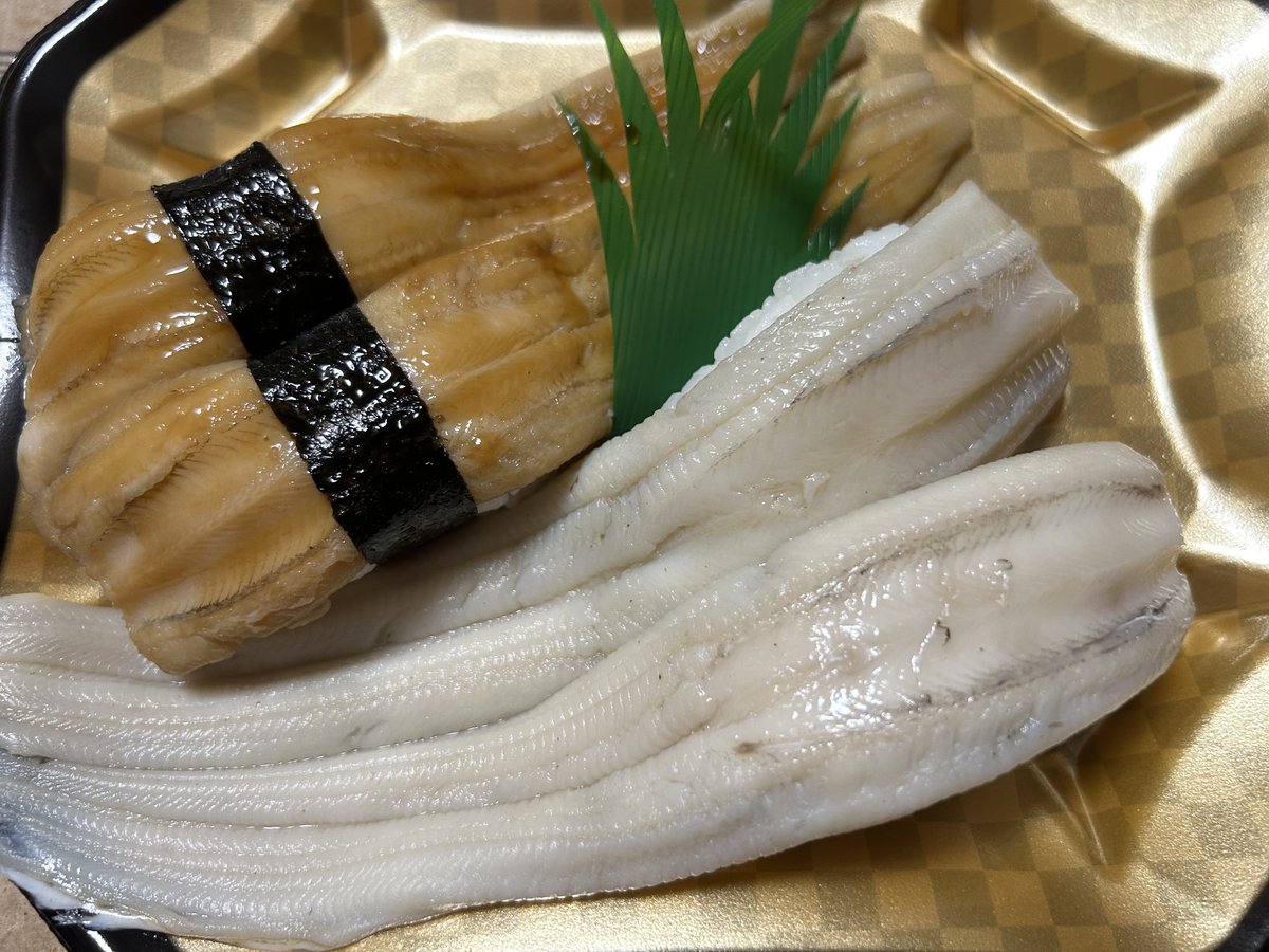 Hide20180218's tweet photo. ミスターマックスでブリをゲット👍
厚切りにしていただきます
なんか煮あなごが割引してた https://t.co/lbhjyfl8As