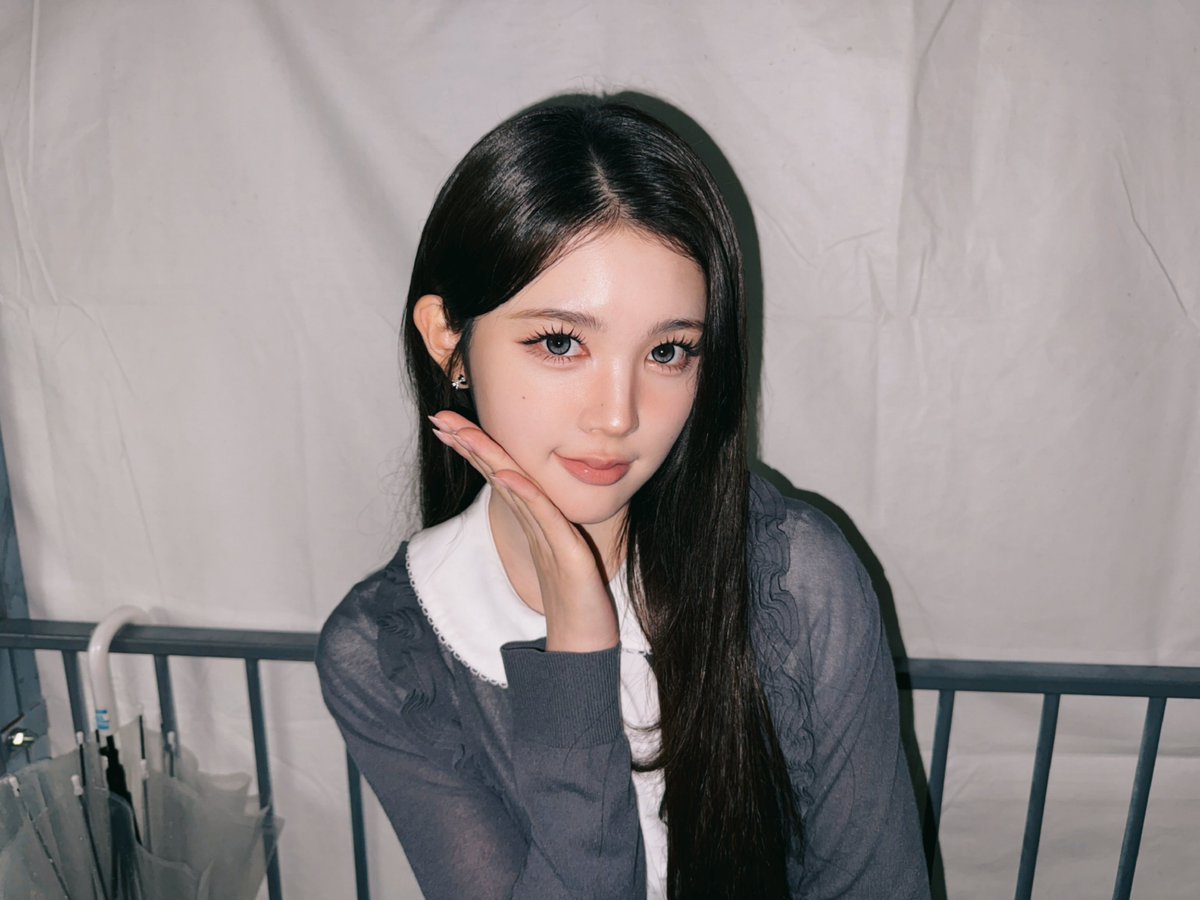 rohryuna's tweet photo. Striking  a  winsome  pose  and  embracing  a  quiet,  cozy  mood  today!  The  combination  of  classic  grey  tones  and  delicate  details  gives everything  a  halcyon  touch  🎀☁️. https://t.co/5edcshDO1A