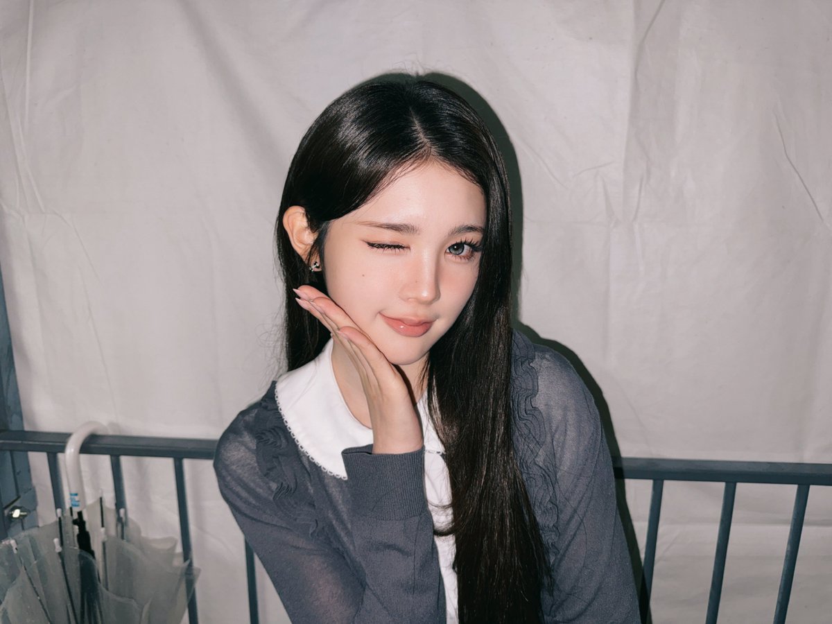 rohryuna's tweet photo. Striking  a  winsome  pose  and  embracing  a  quiet,  cozy  mood  today!  The  combination  of  classic  grey  tones  and  delicate  details  gives everything  a  halcyon  touch  🎀☁️. https://t.co/5edcshDO1A