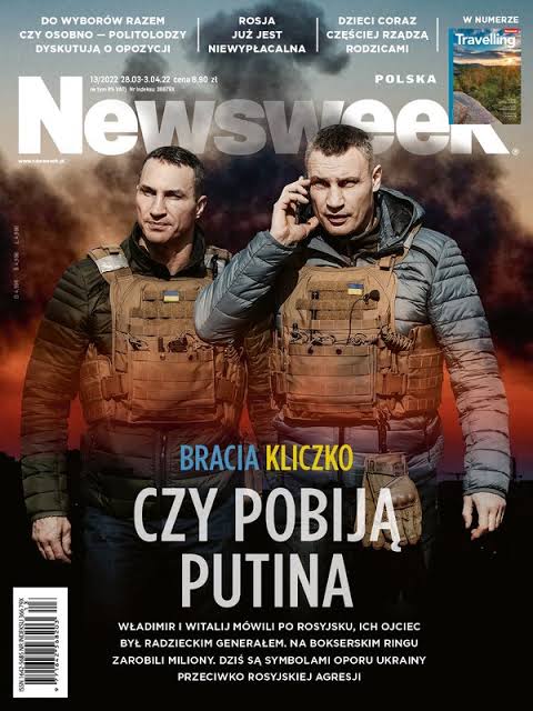 LeszekMiller's tweet photo. W lutym 2022 roku Witalij Kliczko apelował do Ukraińców: „Wstępujcie w szeregi obrony terytorialnej”. Przekonywał, że „ważna jest wola i wysiłek każdego obywatela” i że Ukrainę można obronić tylko wtedy, gdy ludzie nie będą się ukrywać, lecz staną ramię w ramię. Dziś, pytany, dlaczego jego własne dzieci nie walczą, odpowiada, że urodziły się w USA, nigdy nie mieszkały na Ukrainie i kształciły się za granicą. I właśnie tutaj wielkie słowa zderzają się z małym drukiem. „Każdy obywatel”, „ramię w ramię”, „nie ukrywajcie się” — brzmi pięknie, dopóki wezwanie dotyczy cudzych rodzin. Wojna ma swoją hierarchię przywilejów. Jedni dostają wezwanie do wojska, inni zachodni paszport, uczelnię i bezpieczny adres. Jednym politycy tłumaczą, że ojczyzna wymaga najwyższej ofiary. O drugich tłumaczą, dlaczego akurat ich ta ofiara nie dotyczy. Wojna obdarza społeczeństwo przywilejami: elity wygłaszają patriotyczne apele, a zwykłe rodziny wysyłają na front swoich synów.