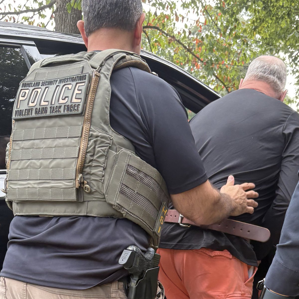 BreannaMorello's tweet photo. 🚨ARRESTED🚨

A BlueSky user has been arrested by HSI for allegedly threatening to kill ICE officers.

David Kerr, a resident of Knoxville, Tennessee, has been hit with two counts of interstate threats.

If Kerr is found guilty, he faces 10 years in prison. https://t.co/fTnnrt6ULJ