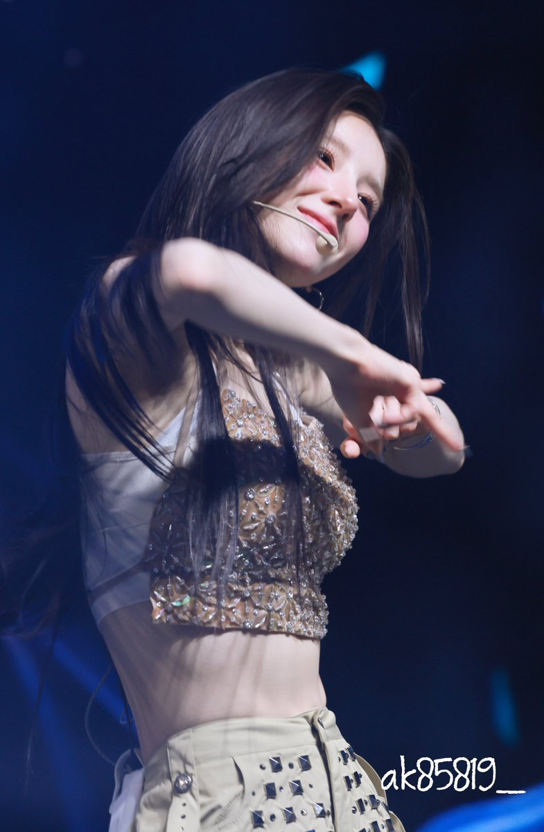 ak85819_'s tweet photo. 260906 
Art of BLUE BLOOD in Seoul Day 2  
#ARTMS #아르테미스 #희진 #Heejin https://t.co/0PTV1c2Mzs