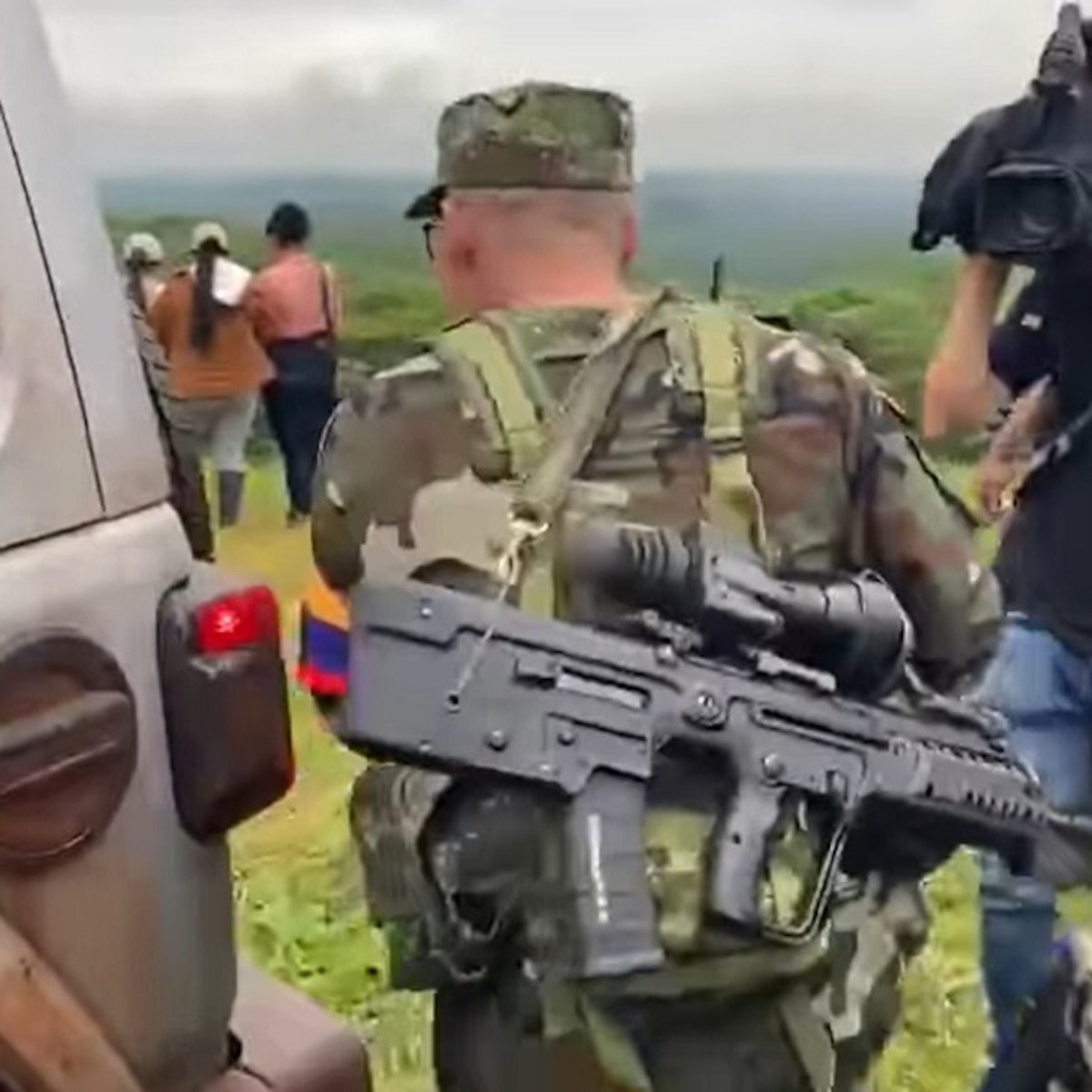 SoySolvent's tweet photo. Señor Ivan Mordisco, quiero preguntarle, a propósito de su bochornoso espectáculo belicista:

¿El arma que carga en su espalda es la Tavor x95, arma de fabricación israelí? ¿Es la misma que usa Netanyahu para asesinar niños palestinos? https://t.co/F6hOxsJG6T
