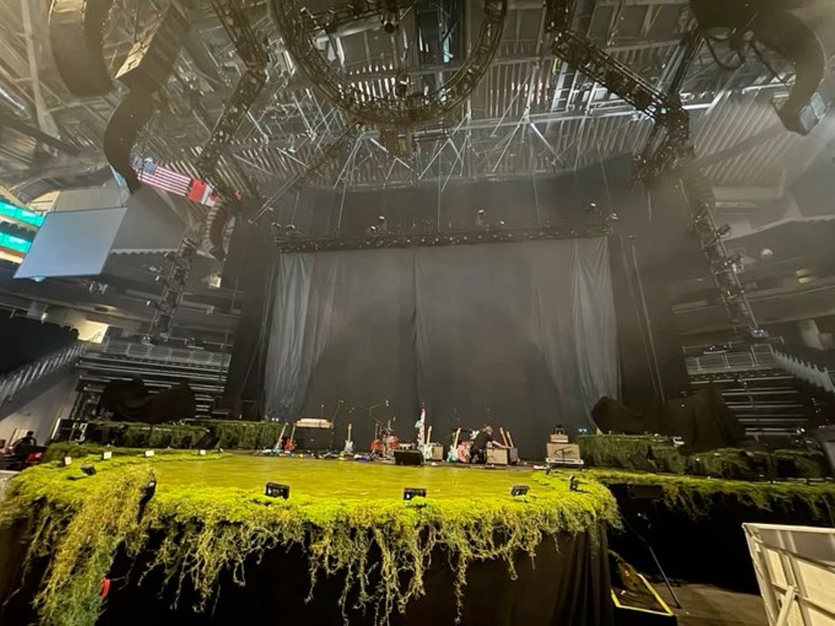 unraveled4u's tweet photo. unraveled tour stage!! https://t.co/kwQCm9A9B1