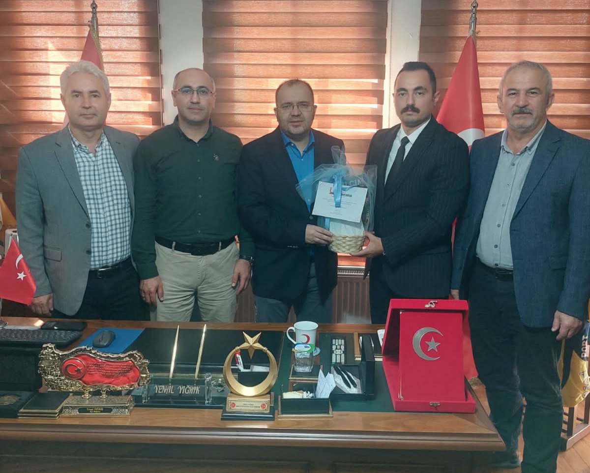 MHPEYUPSULTAN's tweet photo. Türk Eğitim Sen Eyüpsultan İlçe Başkanı, aynı zamanda Şehit Murat Karakuş Ortaokulu Müdürü Sn. Ahmet Bodur ve yönetimi, İlçe Başkanlığımızı ziyaret ederek İlçe Başkanımız Sn. Yenal YIĞRIK ile bir araya geldiler.

Nazik ziyaretleri için kendilerine teşekkür ediyor, çalışmalarında başarılar diliyoruz.