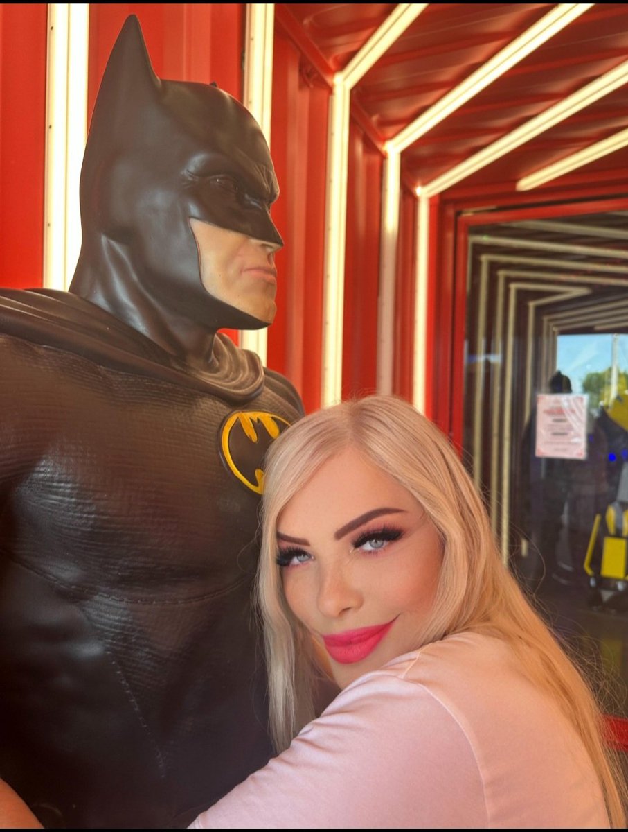 cicciolina_uff's tweet photo. Ecco l'uomo  ideale il mio Batman . https://t.co/18NBIRmkJU
