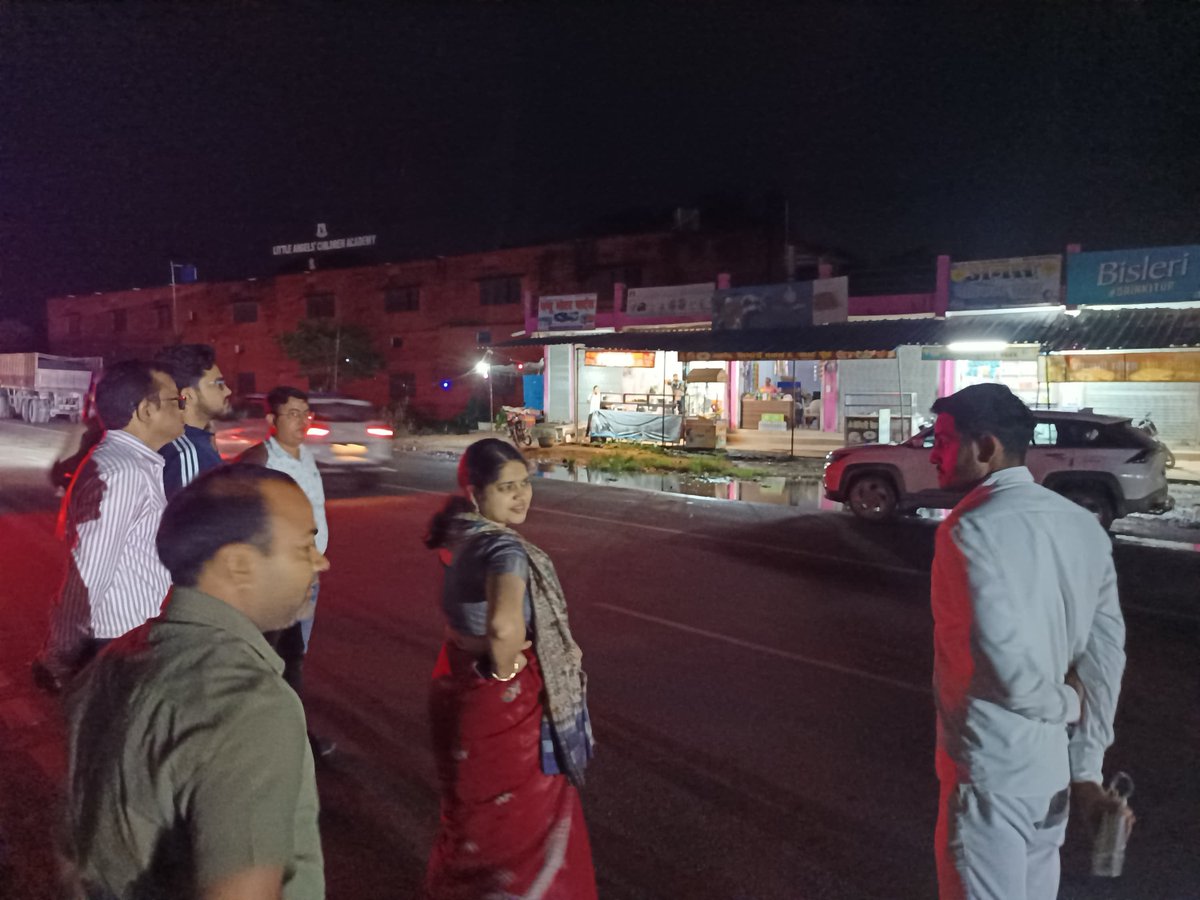 AmbedkarnagarDM's tweet photo. चक्रवात अर्नव एवं मौसम विभाग के ऑरेंज अलर्ट के दृष्टिगत अकबरपुर नगर के विभिन्न क्षेत्रों का भ्रमण कर स्थिति का निरीक्षण किया। संबंधित अधिकारियों को जनसुरक्षा एवं आवश्यक व्यवस्थाएं सुनिश्चित रखने के निर्देश दिए। @UPGovt @InfoDeptUP @rahat_up https://t.co/6nKhmZumhR