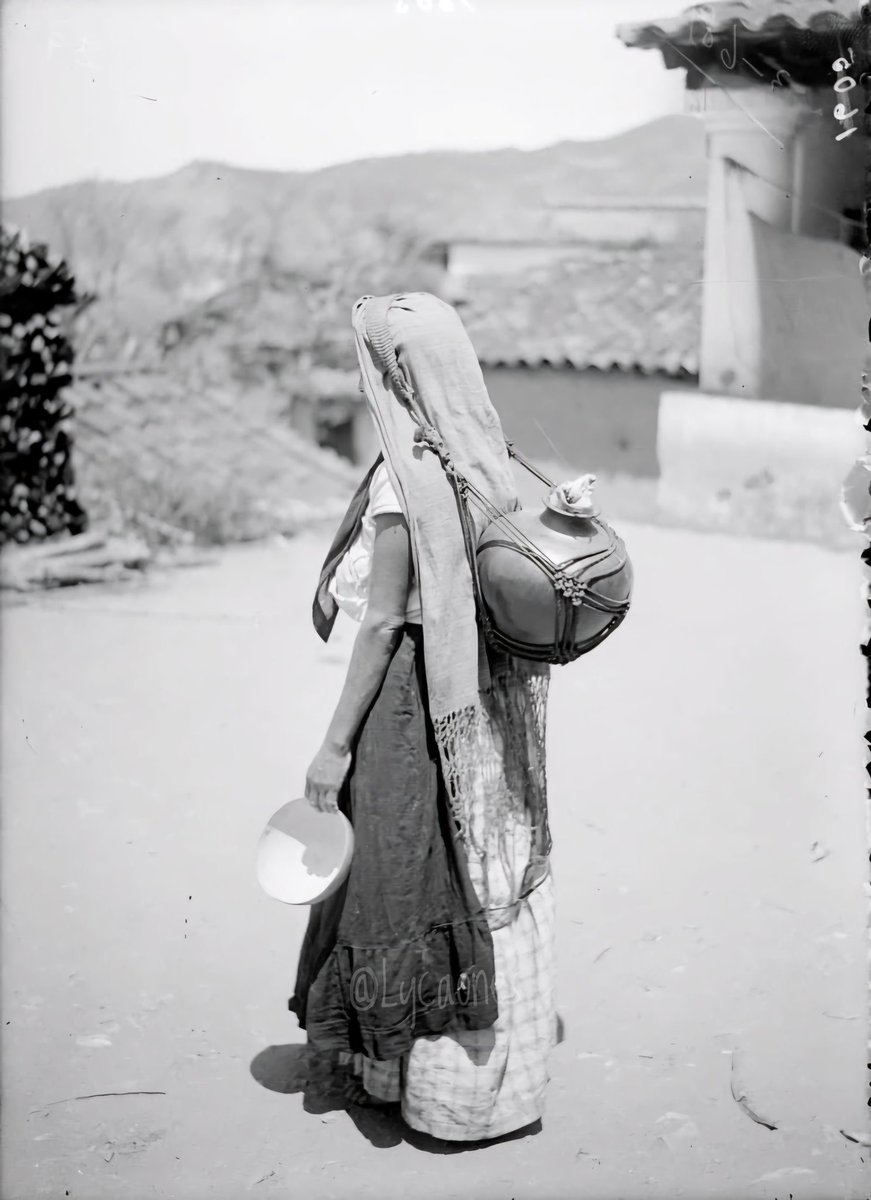 Lycaones's tweet photo. En 1899, Charles B. Lang capturó esta imagen de una mujer zapoteca con jícara y cántaro. Frederick Starr realizó estudios de antropología física en México (1895-1901). https://t.co/yWrXtaKIyv