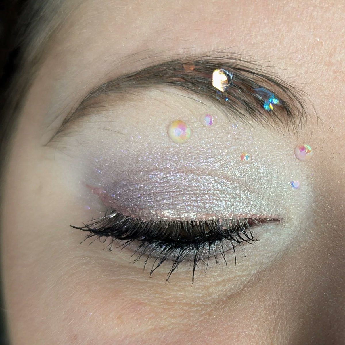 IanKozatek's tweet photo. Make-up de fête et pas que! Quelques détails du matériel utilisé : paillettes, strass, liner argenté et lèvres métalliques pour un look festif. https://t.co/3ehxZRzNJF