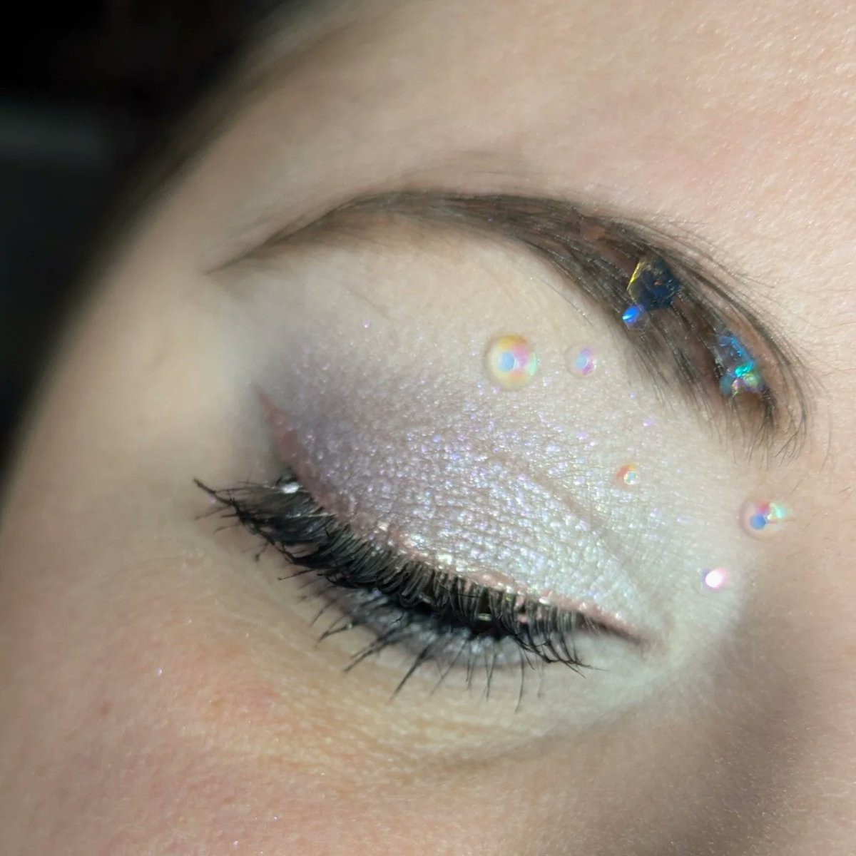 IanKozatek's tweet photo. Make-up de fête et pas que! Quelques détails du matériel utilisé : paillettes, strass, liner argenté et lèvres métalliques pour un look festif. https://t.co/3ehxZRzNJF