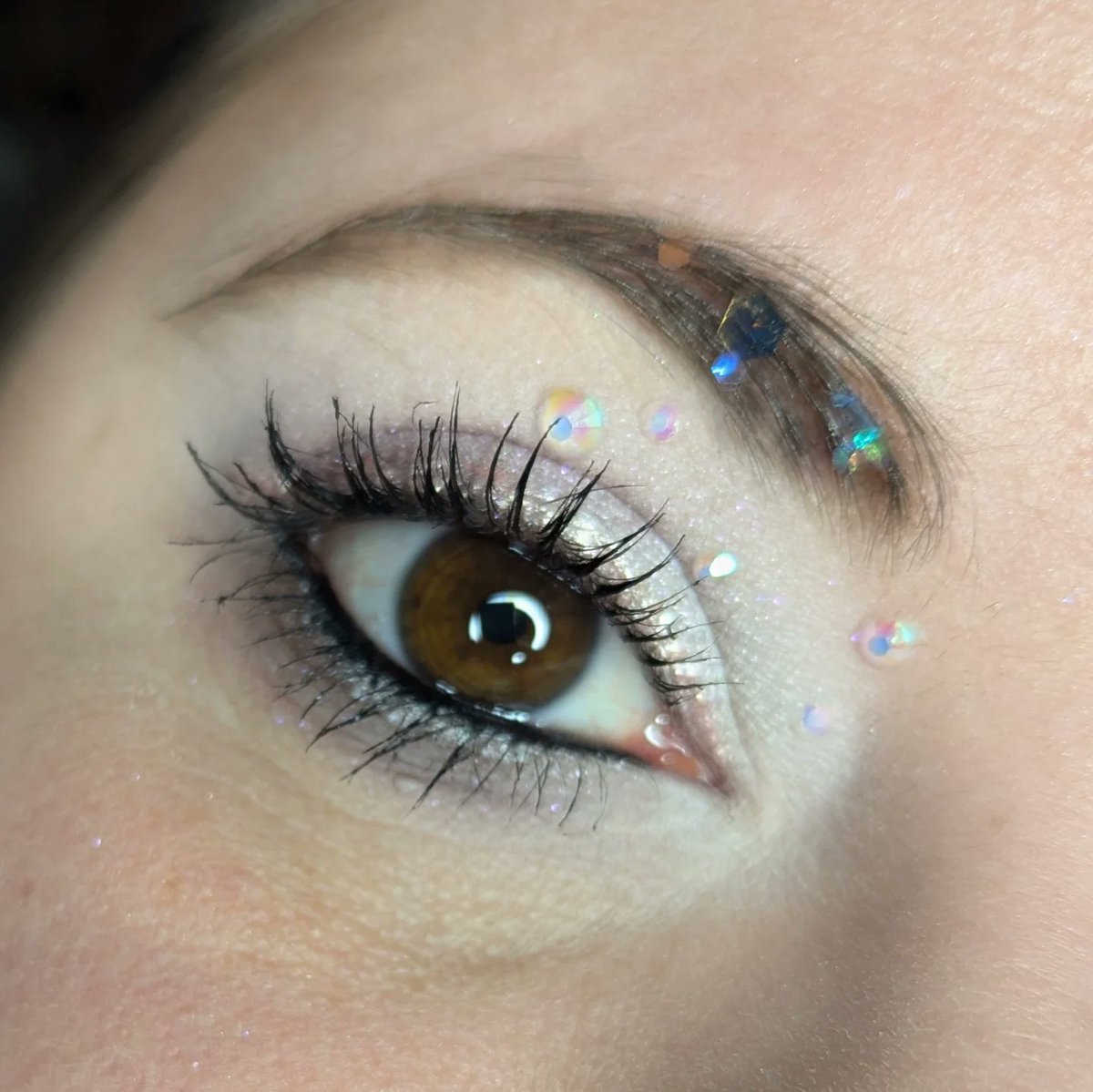 IanKozatek's tweet photo. Make-up de fête et pas que! Quelques détails du matériel utilisé : paillettes, strass, liner argenté et lèvres métalliques pour un look festif. https://t.co/3ehxZRzNJF