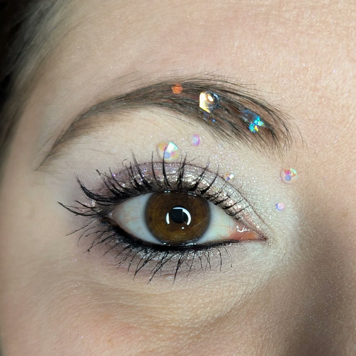 IanKozatek's tweet photo. Make-up de fête et pas que! Quelques détails du matériel utilisé : paillettes, strass, liner argenté et lèvres métalliques pour un look festif. https://t.co/3ehxZRzNJF