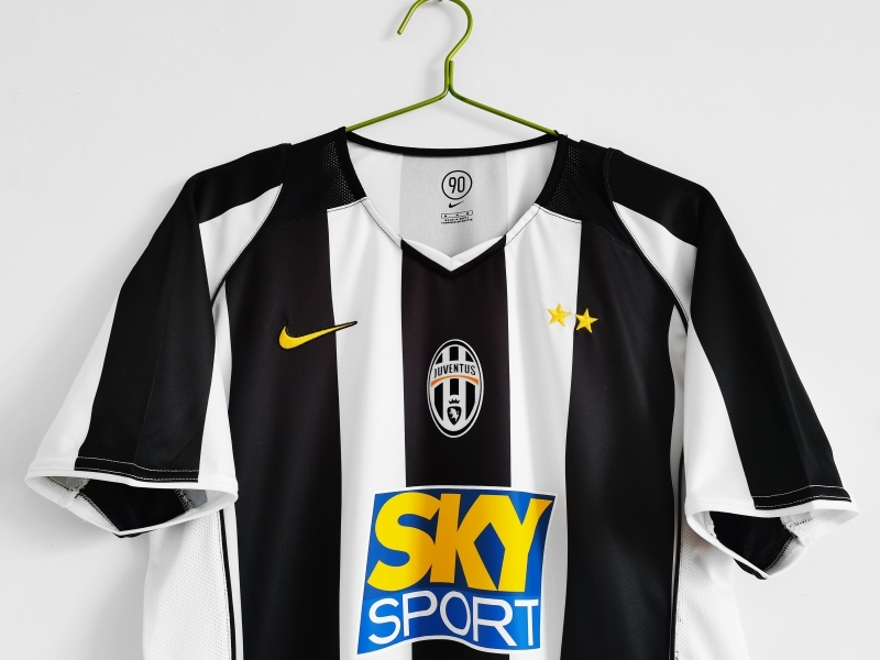 IMPORTAAI's tweet photo. Essa camisa retrô da Juventus é perfeita! 🦓

🛒 Mercado Livre 
🔗 https://t.co/xqCV4xjm1H

🎟️ Cupom: TEMAQUI https://t.co/lGTpGA0aBy