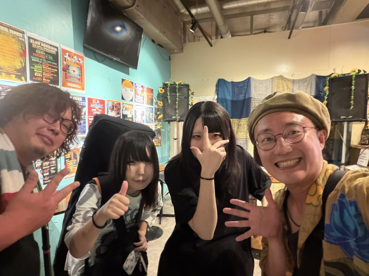 lunchki_hrmt's tweet photo. 町田CLASSIXで微睡みと猫、Omamory's、少年神話を観てました！
微睡み、若い才能ほとばしりすぎ。

少年神話よこやま君と家が近いことが発覚し終電の小田急で親交深めようとしてたら八王子帰りのMyベストテープ・コウヂとバッタリ。
初対面おじバンドマンに包囲される形になってマジごめんと思いました https://t.co/qiX9u1Dxqs