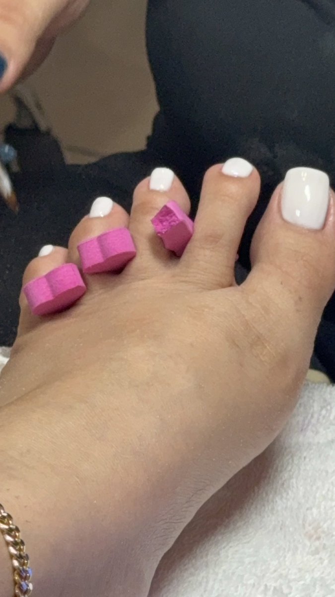 Misole007's tweet photo. Treating my feet like they deserve ..❤️‍🩹 #moneyslave #25settembre2026 #whitetoes #toes #feet link in bio 👣 https://t.co/YxGWHsliAm