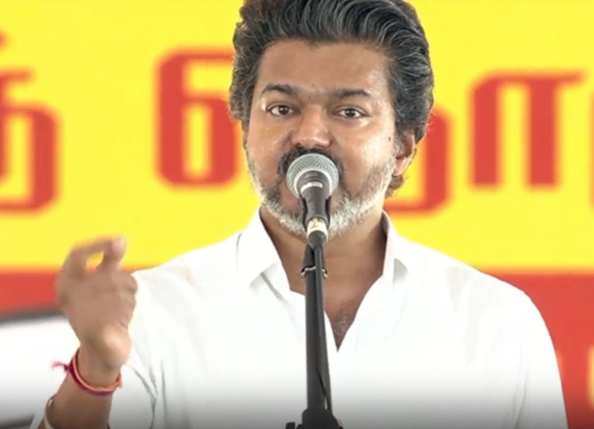 KuttyKokki's tweet photo. London la irukka "Sageetha" thaan Trisha...
Chennai la irukka "Trisha" thaan enaku ippo Sangeetha... 

- Priyamudan Vijay

#TVKVijay‌ #TVKVijay‌Fails #Kallaolan #VijaySpeech https://t.co/ZfphiAW93O