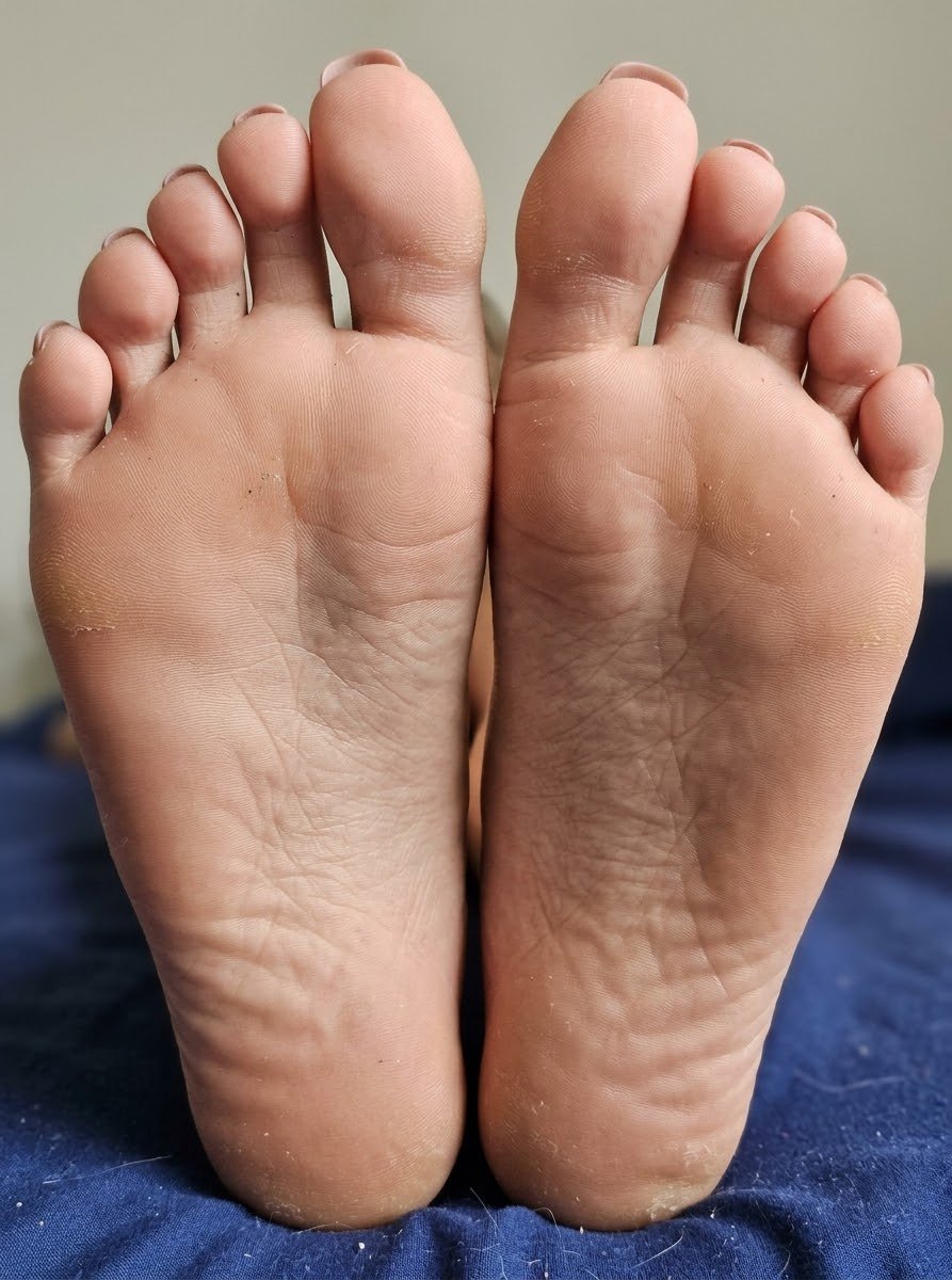 feetharmo1y's tweet photo. Les 5 premiers à envoyer un message,  auront le droit à une petite photo en plus ...❤️‍🔥
#feet #pieds #fétiche #moneyslavz #moneybaby #adulte https://t.co/hD5zVJMHyU