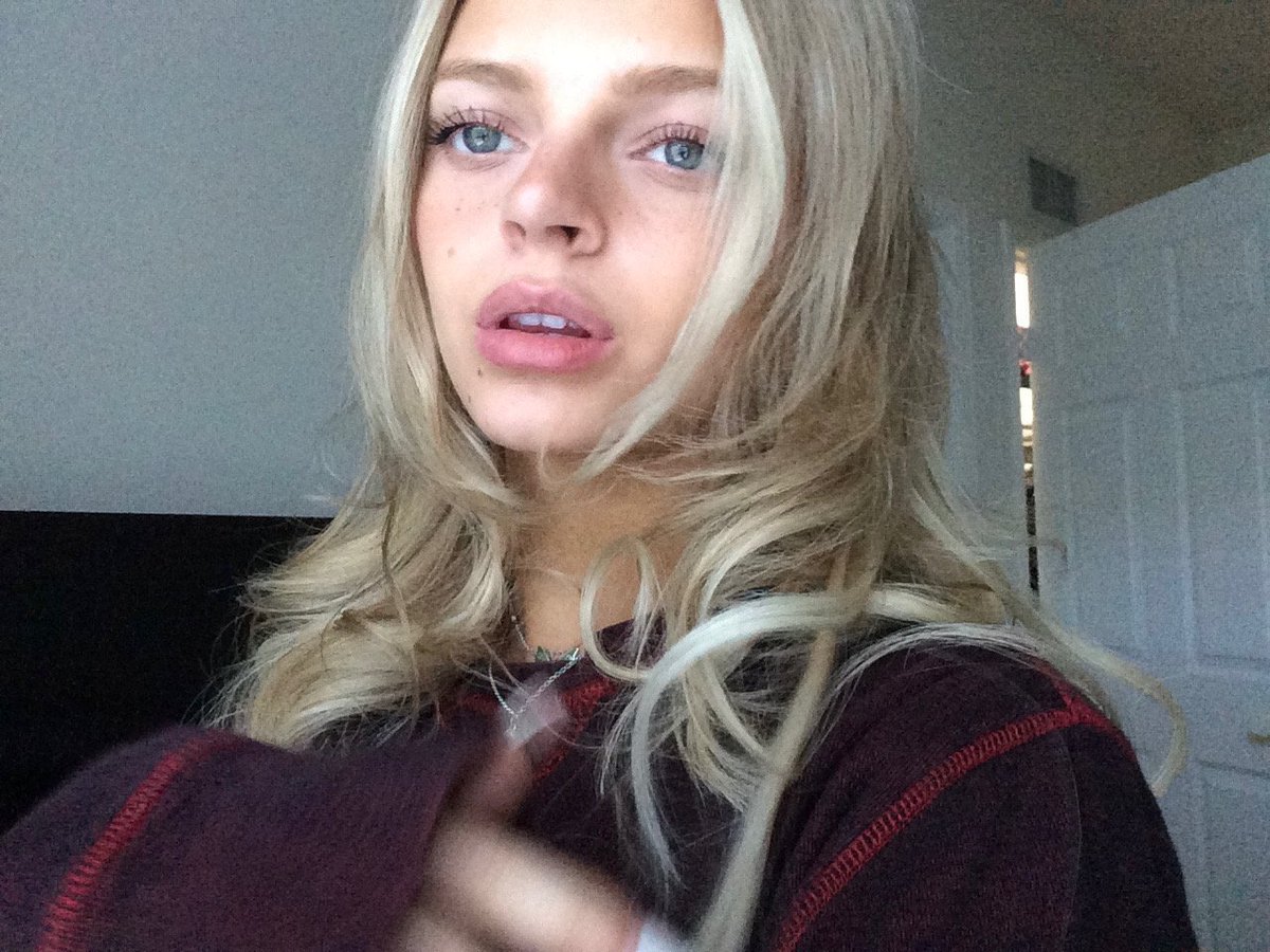 SAINT_SBASE's tweet photo. EMILY via  Weverse.

“Just cuz I’m still obsessed w this hair.”

#SAINTSATINE https://t.co/RzsEZNuQfk