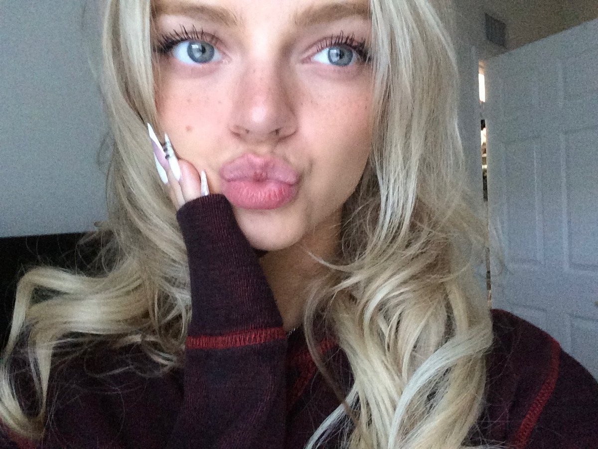 SAINT_SBASE's tweet photo. EMILY via  Weverse.

“Just cuz I’m still obsessed w this hair.”

#SAINTSATINE https://t.co/RzsEZNuQfk