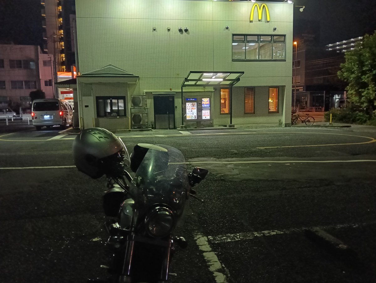 MagnaTakehiko's tweet photo. 晩飯喰い忘れてたから、途中寄り道🏍

ラーメンか牛丼かマックか…？

マックのハンバーガーセットで決まり‼️😋
軽自動車の助手席から、若い女性の下品な笑い声が…🥶 https://t.co/r01WxryS0Y