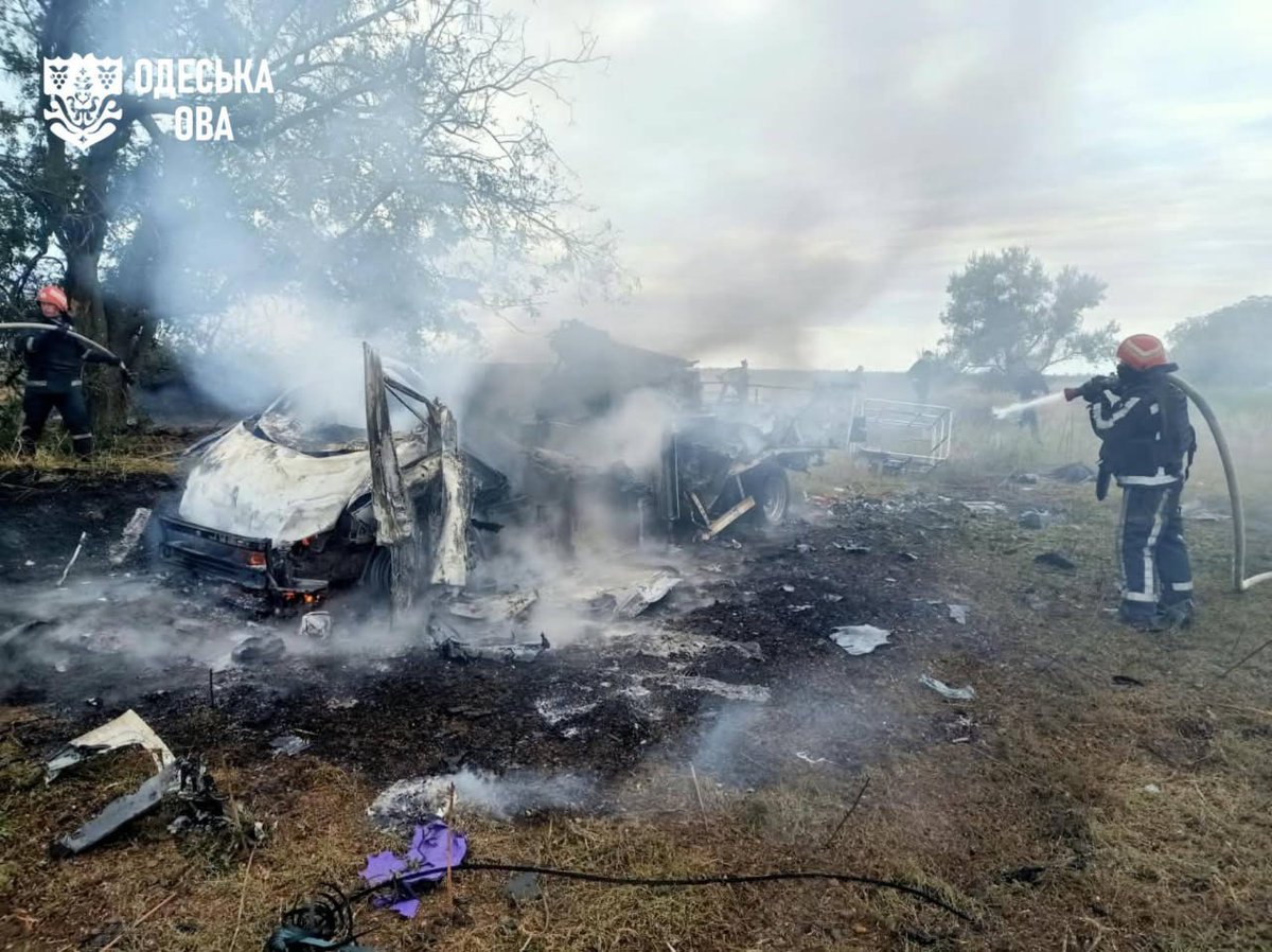 BohuslavskaKate's tweet photo. Russian drone struck a power workers' vehicle in the Odesa region, killing 1 person and injuring another.

DTEK Odesa Grids vehicle moved away from a power substation when heard an air raid alert. But a russian drone redirected its flight path and struck the vehicle - Oleh Kiper, head of Odesa Regional Administration.