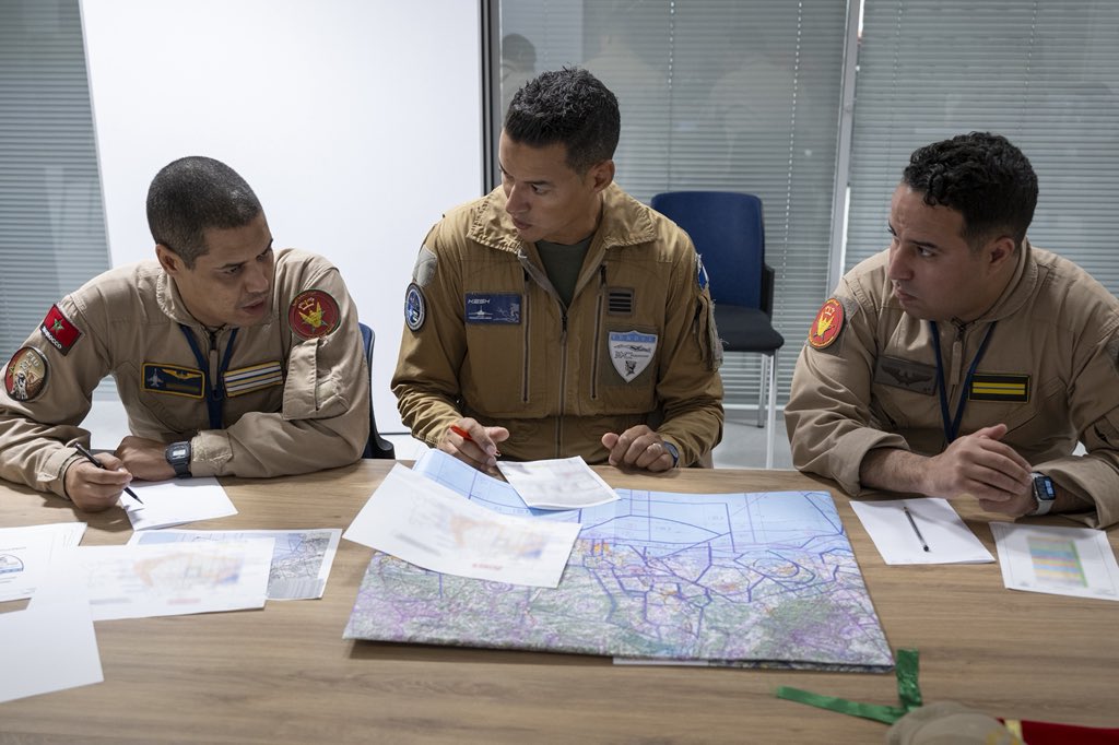 Armee_de_lair's tweet photo. 🇫🇷🤝🇲🇦 #ORYX2026 a débuté à Orange !
Pour la première fois, 4 F-16 marocains ont rejoint les Rafale du 1/5 “Vendée”. 

Jusqu’au 2 octobre, les Aviateurs des deux pays s’entraînent ensemble pour renforcer leur coopération et leur interopérabilité. ✈️

#VendrediChasseur https://t.co/dy69v9Av7I