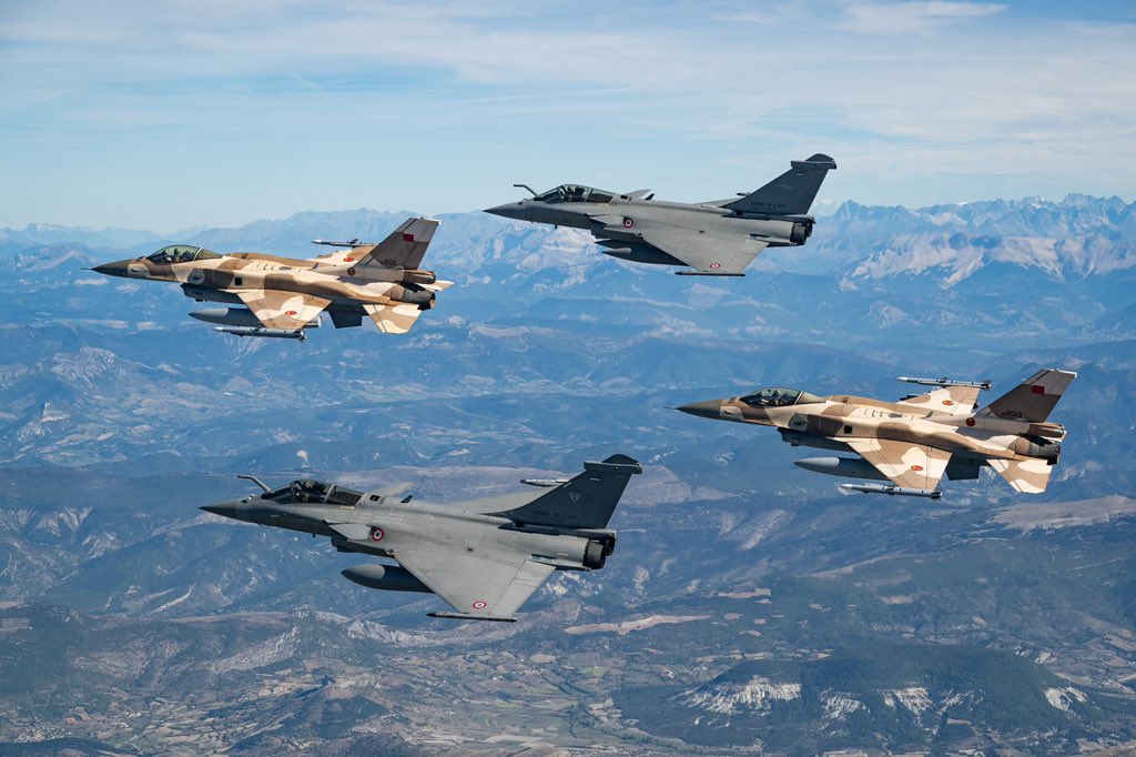 Armee_de_lair's tweet photo. 🇫🇷🤝🇲🇦 #ORYX2026 a débuté à Orange !
Pour la première fois, 4 F-16 marocains ont rejoint les Rafale du 1/5 “Vendée”. 

Jusqu’au 2 octobre, les Aviateurs des deux pays s’entraînent ensemble pour renforcer leur coopération et leur interopérabilité. ✈️

#VendrediChasseur https://t.co/dy69v9Av7I
