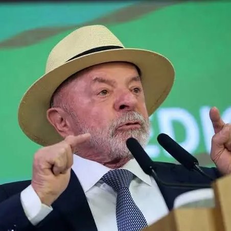 CentralFlaNacao's tweet photo. ⚠️ Nota OFICIAL do Flamengo sobre a PROIBIÇÃO das BETS no Brasil!

"O Brasil levou anos discutindo como regulamentar as apostas esportivas. O Congresso aprovou, o governo regulamentou, empresas pagaram para operar legalmente no país, fizeram investimentos e passaram a cumprir regras de fiscalização, tributação e proteção ao consumidor.

Não se pode criar uma regra, levar empresas e instituições a assumir compromissos com base nela e, de um dia para o outro, mudar todo o marco regulatório.

Nenhuma regulamentação é intocável. Se existem problemas, as regras precisam ser aperfeiçoadas. Se precisam ser mais duras, que sejam. Quem descumpre a lei deve ser punido. Mas existe uma diferença fundamental entre aperfeiçoar uma regulamentação e simplesmente desmontá-la.

Isso é uma questão de segurança jurídica.
E segurança jurídica não interessa apenas às empresas de apostas. Interessa a qualquer pessoa, empresa ou instituição que invista, contrate e faça planos de longo prazo no Brasil confiando nas regras estabelecidas pelo próprio Estado.
A mudança atinge em cheio o esporte brasileiro.

Uma decisão dessa dimensão afeta o futebol profissional, as categorias de base, o futebol feminino, os esportes olímpicos e os campeonatos.

O esporte brasileiro não pode ser analisado apenas a partir da realidade financeira dos clubes de maior receita. E não são atingidos apenas os clubes, é uma cadeia que recebe um impacto imediato: empregos diretos e indiretos, empresas de comunicação, marketing e tecnologia, fornecedores, arenas, prestadores de serviços e toda uma cadeia econômica.

Atinge também a arrecadação pública. O mercado regulado gera recursos por meio de impostos e das destinações previstas em lei, que chegam aos cofres públicos e são destinados a áreas de interesse da sociedade.

Enfraquecer o mercado legal pode produzir uma combinação especialmente ruim: menos recursos para o esporte e menos arrecadação para o país.
E o brasileiro ficará mais protegido? Essa talvez seja uma das perguntas centrais dessa discussão.

Proibir as empresas que operam legalmente não significa acabar com as apostas. O jogo não desaparece e o mercado clandestino, que representa parcela expressiva da atividade, vai crescer e ocupar esse espaço.

Pesquisa do Instituto Locomotiva, realizada em maio de 2026 em todo o país com 2.291 apostadores, aponta a presença relevante de práticas associadas ao mercado ilegal.

Estudo da LCA Consultores, baseado nessa pesquisa, estima que entre 38% e 44% do valor apostado online no Brasil ocorra atualmente em plataformas clandestinas.

Há um dado particularmente importante: a participação estimada do mercado ilegal caiu depois da regulamentação, passando daquela faixa de 41% a 51% em 2025 para 38% a 44% no primeiro semestre de 2026.

O jogo não vai acabar com uma canetada. O que acaba é a parte que o Brasil consegue regular, fiscalizar, tributar e responsabilizar.
E o resultado pode ser menos segurança para quem investe, menos recursos para o esporte e para o país e menos capacidade de fiscalização sobre a atividade.

O Brasil precisa combater o jogo ilegal. Precisa proteger sua população.
Mas também precisa preservar a segurança jurídica, a capacidade de investimento e a sustentabilidade de suas instituições esportivas.

O esporte brasileiro não pode ser enfraquecido por uma decisão que não elimina o jogo, não elimina o mercado ilegal e ainda coloca em risco os investimentos, os empregos e os compromissos construídos dentro das regras que o próprio país estabeleceu."

🗞️ @simpraisa
