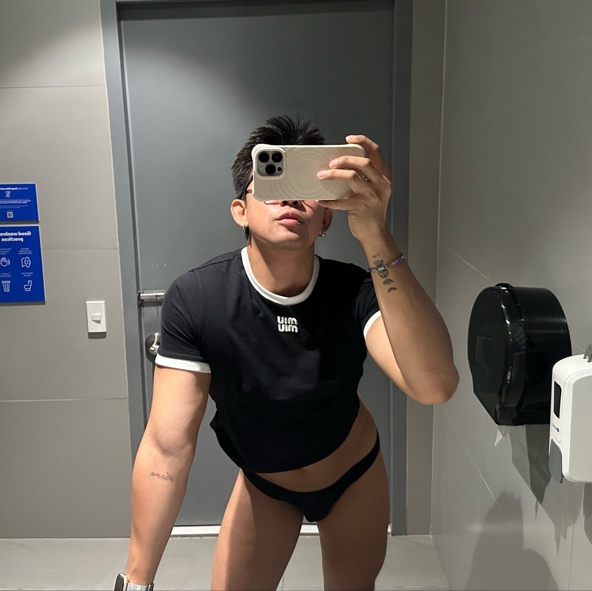 HarleyAtractivo's tweet photo. Just a tired face and a cropped miumiu https://t.co/bVR93uunnm
