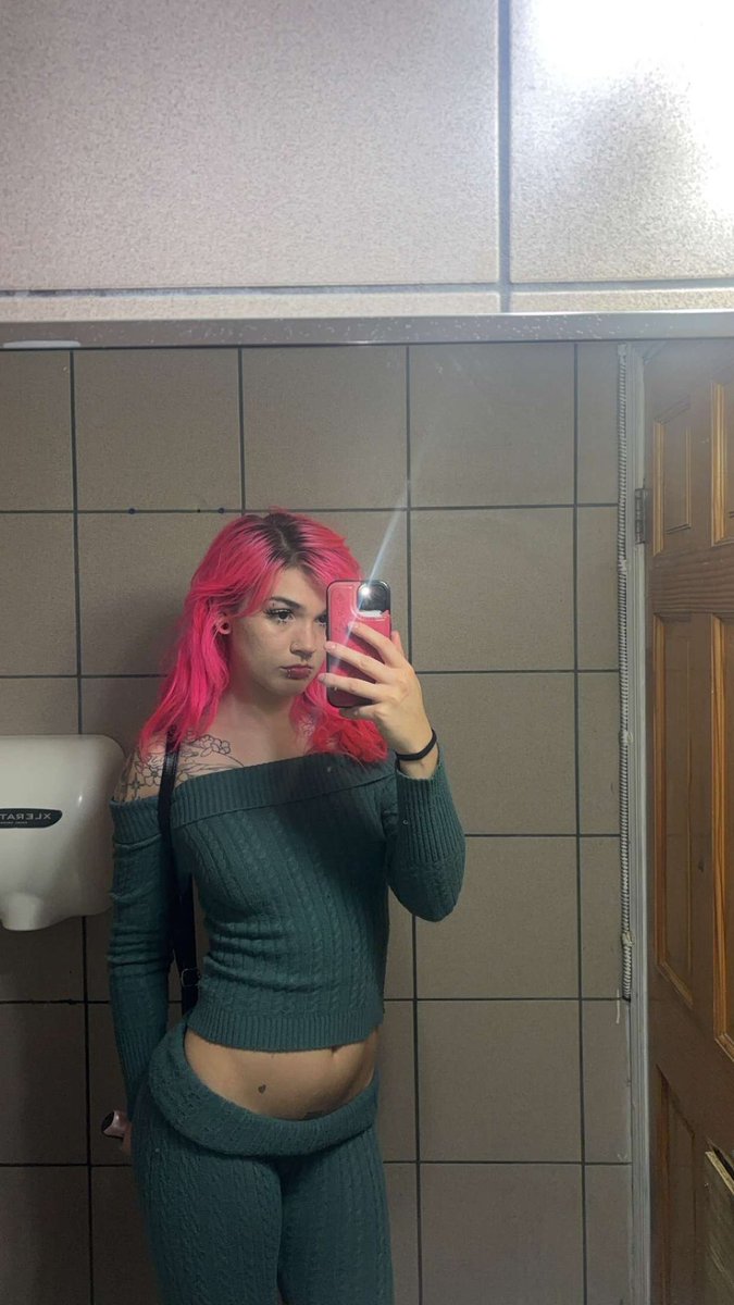 craezy666's tweet photo. do u like my outfit? https://t.co/rZ5tbcucUw