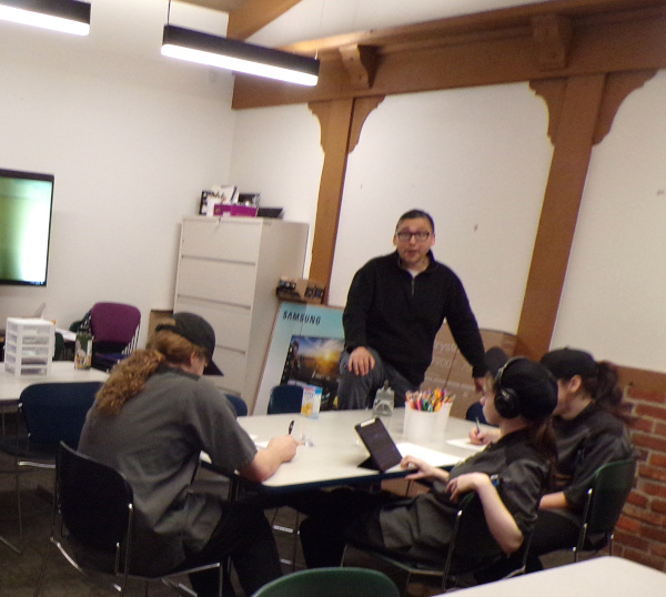 LifesKitchen's tweet photo. Education Director Martin led a healthy meals planning class with #Lifekitchen trainees! The trainees plan meals for a week with a budget. These are skills that last a lifetime! #CareerReady #WorkforceDevelopment #servingsecondchances https://t.co/RoTTI0lPRp https://t.co/MO5feJyo7S