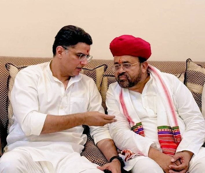 Rohitgurjar0102's tweet photo. सिरोही से पूर्व विधायक श्री संयम लोढ़ा जी की हत्या करने की साजिश की खबर बेहद गंभीर और चिंताजनक है। 
समय रहते राजस्थान पुलिस की AGTF द्वारा शूटरों की गिरफ्तारी से एक बड़ी अनहोनी टल गई। इस त्वरित कार्रवाई के लिए AGTF की टीम सराहना की पात्र है।

श्री संयम लोढ़ा जी एक संघर्षशील एवं जनप्रिय जनप्रतिनिधि रहे हैं। उनकी सुरक्षा को लेकर पुलिस प्रशासन को पूरी गंभीरता बरतनी चाहिए।
साथ ही, इस पूरी साजिश के पीछे कौन लोग हैं, इसकी तह तक जाना बेहद जरूरी है। 

राजस्थान सरकार एवं प्रशासन से माँग है कि इस साजिश के हर पहलू की निष्पक्ष जांच कर वास्तविक साजिशकर्ताओं तक पहुंचना चाहिए और दोषियों के विरुद्ध कठोर कार्रवाई सुनिश्चित की जाए।

@SanyamLodha66 
@BhajanlalBjp @RajCMO @PoliceRajasthan @RajPoliceHelp 
@SachinPilot