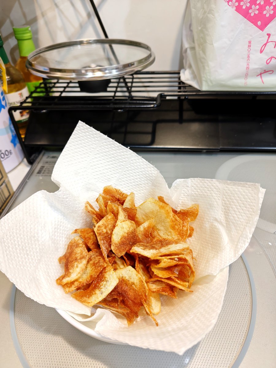 yukiuta_32's tweet photo. 余ったじゃがいもが冷蔵庫で眠ってたから、傷む前に、ちょっと頑張ってポテトチップス作ってみた！
揚げたてはめちゃくちゃ美味しかったんだけど、塩かけすぎてちょっぴり涙目( ；∀；) https://t.co/WGmIFwph58