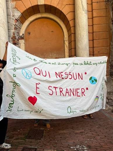 AlekosPrete's tweet photo. Un Paese che si sente minacciato dai bambini è un Paese malato di odio. A Genova non hanno rimosso uno striscione, hanno mostrato quanto si possa cadere in basso per un briciolo di propaganda. Vergogna. https://t.co/V2NRKnJSjf