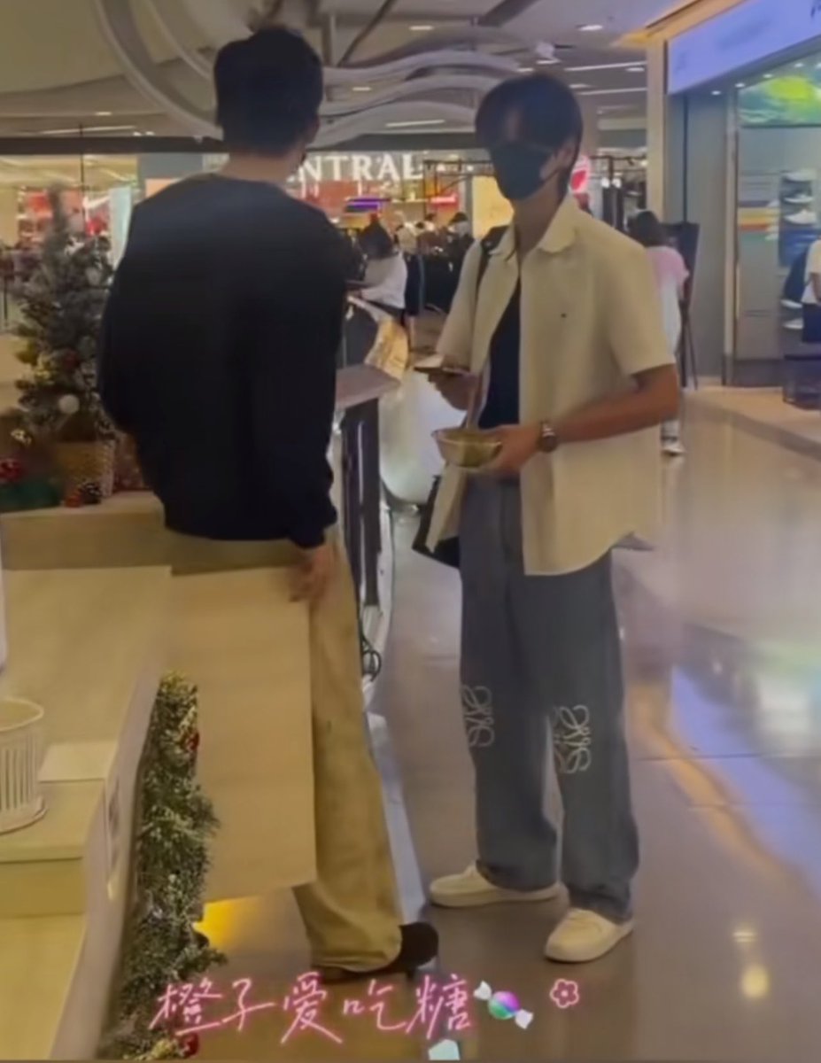 merrygoround95's tweet photo. สิ่งนี้ ดูร้อยรอบก็เขินร้อยรอบ🥺 สุดท้ายจบที่น้องภูวินไปยืนรอคุนปอนด์ที่หน้าร้านโยเกิร์ตคุนปอนด์ด้วยซ้ำ ละเดินตามกันออกไป ไปจบที่ดูคอนด้วยกันอยู่เอเชียทีค ไม่แฟนกี่โมง เพื่อนกันกี่โมง

🎤: จะปีใหม่แล้ว คุณสองคนมีแพลนจะไปฉลองปีใหม่ยังไงบ้าง?
🐱: มีแพลนรึยังคับผม😸
🐶: ผมว่างอยู่คับ
🐱: ว่างอยู่ใช่มั้ย😸
🐶: ว่างอยู่!!
🐶: ว่างทั้งหมดเลย อยากให้ไปไหนก็ชวนได้(มองน้องภูวิน)
🐱: ไปไหนป่ะล่ะ😾😸
🐶: 😆
🐱: คือตอนเย็นก็ไม่ได้มีอะไรแล้วไง เผื่อว่า จะไปฉลองกันป่ะล่ะ
🐶: อยากไปไหนก็แค่บอก เดี๋ยวไปด้วยได้

ดูเชิงกันไปดูเชิงกันมาอยู่อย่าง สาววาย+วงใน(ชั้น30ทุกคน) เขารู้กันหมดแล้ว ว่าสองคนนี้ มัน อะไรๆกัน มีแค่เจ้าตัว ที่ยังไม่รู้อะ ใครก็ได้ สะกิดเขาสองคน หน่อย