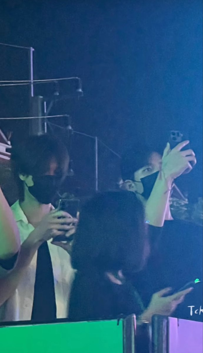 merrygoround95's tweet photo. สิ่งนี้ ดูร้อยรอบก็เขินร้อยรอบ🥺 สุดท้ายจบที่น้องภูวินไปยืนรอคุนปอนด์ที่หน้าร้านโยเกิร์ตคุนปอนด์ด้วยซ้ำ ละเดินตามกันออกไป ไปจบที่ดูคอนด้วยกันอยู่เอเชียทีค ไม่แฟนกี่โมง เพื่อนกันกี่โมง

🎤: จะปีใหม่แล้ว คุณสองคนมีแพลนจะไปฉลองปีใหม่ยังไงบ้าง?
🐱: มีแพลนรึยังคับผม😸
🐶: ผมว่างอยู่คับ
🐱: ว่างอยู่ใช่มั้ย😸
🐶: ว่างอยู่!!
🐶: ว่างทั้งหมดเลย อยากให้ไปไหนก็ชวนได้(มองน้องภูวิน)
🐱: ไปไหนป่ะล่ะ😾😸
🐶: 😆
🐱: คือตอนเย็นก็ไม่ได้มีอะไรแล้วไง เผื่อว่า จะไปฉลองกันป่ะล่ะ
🐶: อยากไปไหนก็แค่บอก เดี๋ยวไปด้วยได้

ดูเชิงกันไปดูเชิงกันมาอยู่อย่าง สาววาย+วงใน(ชั้น30ทุกคน) เขารู้กันหมดแล้ว ว่าสองคนนี้ มัน อะไรๆกัน มีแค่เจ้าตัว ที่ยังไม่รู้อะ ใครก็ได้ สะกิดเขาสองคน หน่อย